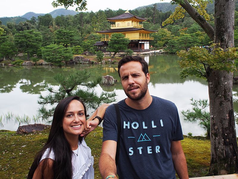 Carlos junto su novia en Japón