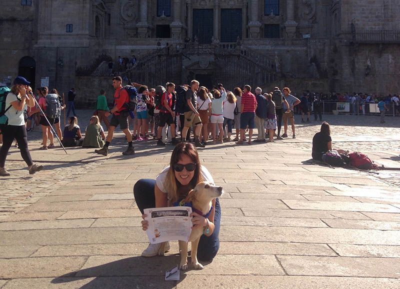 Aránzazu junto a Kira tras haber hecho el Camino de Santiago