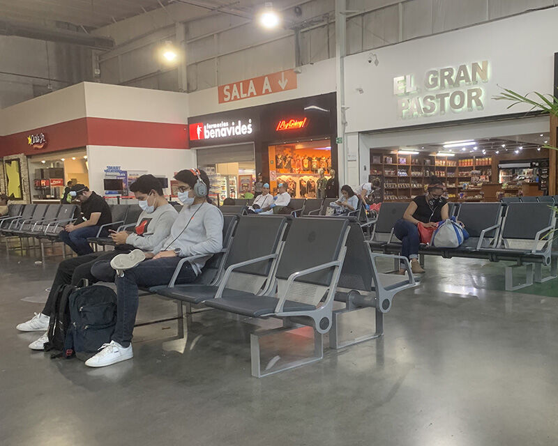 personas esperando aeropuerto covid coronavirus mascarillas