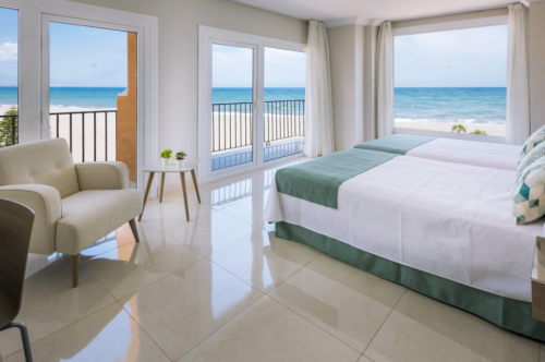 Puente Octubre: Resort 4* frente al mar con desayunos y cenas por 41 € p.p/noche