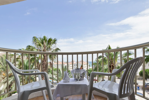 Fin de semana Primavera: Hotel 4* en Costa Dorada con desayunos y cenas por 26 € p.p/noche
