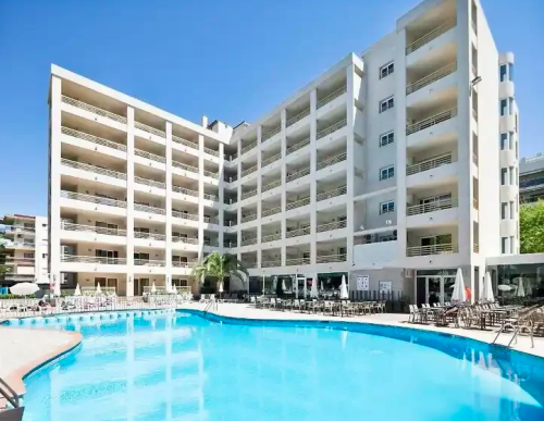Pascua en Salou: Hotel 4* con desayunos y cenas por 26 € p.p/noche