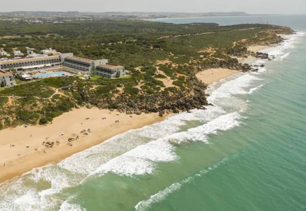 🇪🇸 Conil: resort 4* frente al mar por 31 euros pp