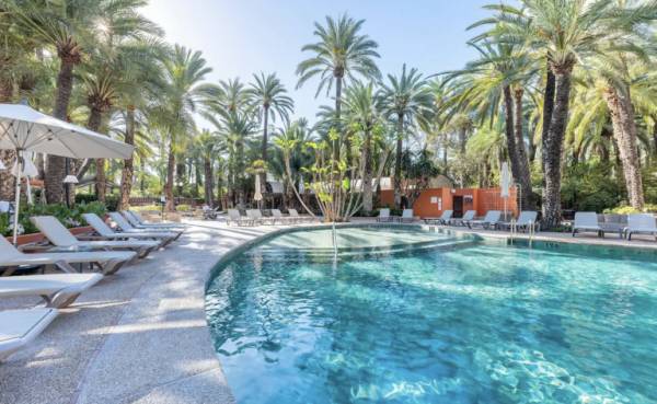 🏨 Lujo en un palmeral: hotel Huerto del Cura 4* por 47 € pp