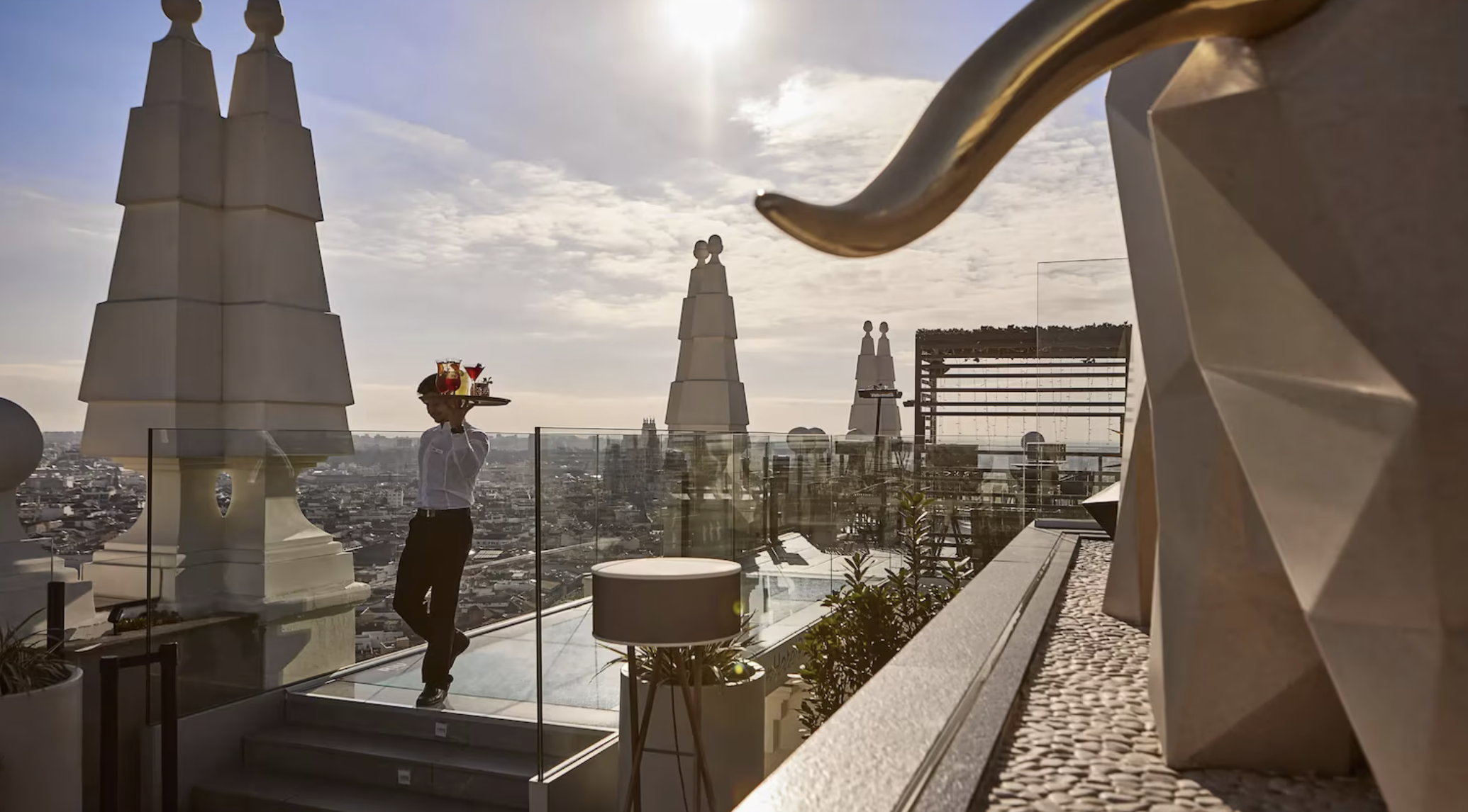 🇪🇸 Famoso hotel Riu Plaza España de Madrid con desayuno y acceso al Sky Bar gratis por 90 € p.p/noche