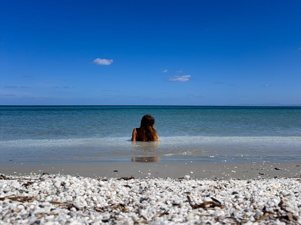 Playa de Le Saline en Stintino, Cerdeña, con agua turquesa y orilla de guijarros blancos