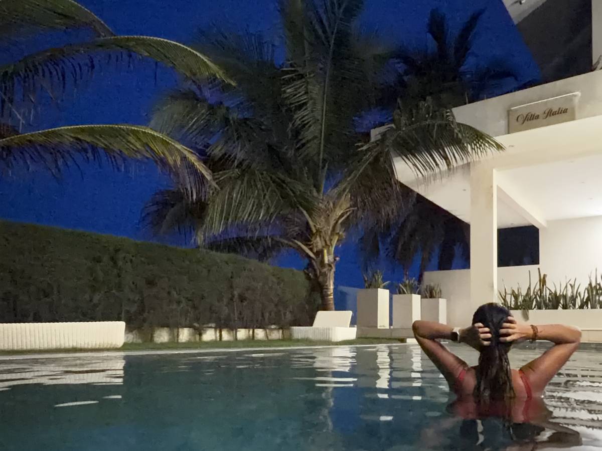 Piscina de Villa Italia en Somone de noche